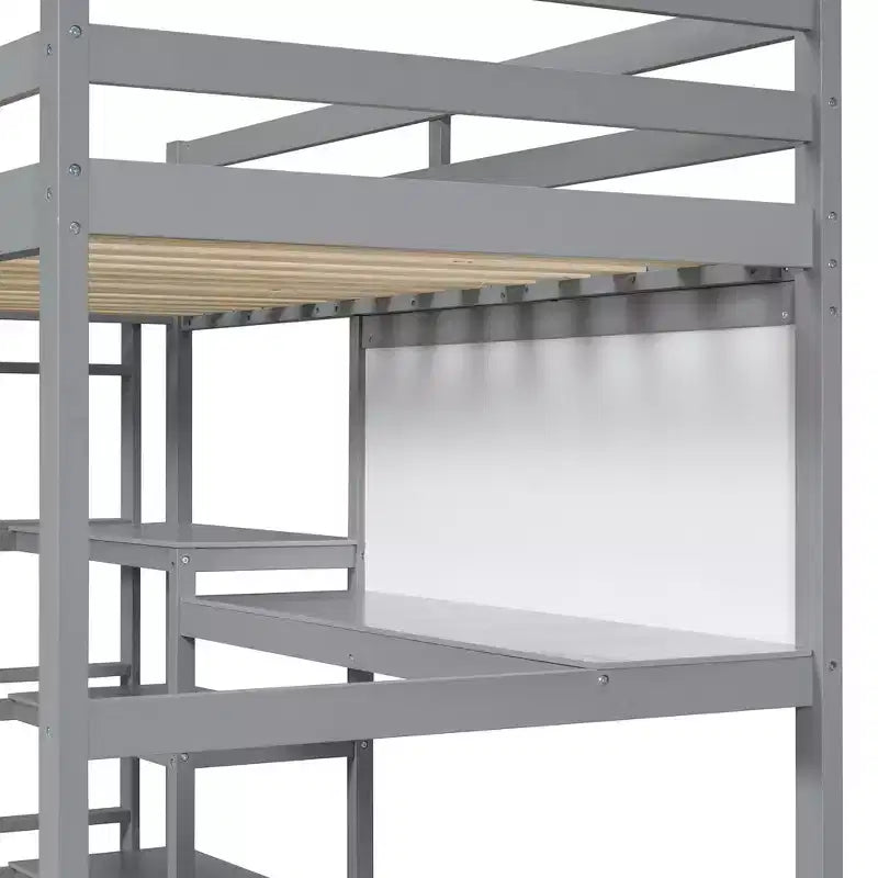 Lit mezzanine en bois avec étagères, bureau et tableau d'écriture
