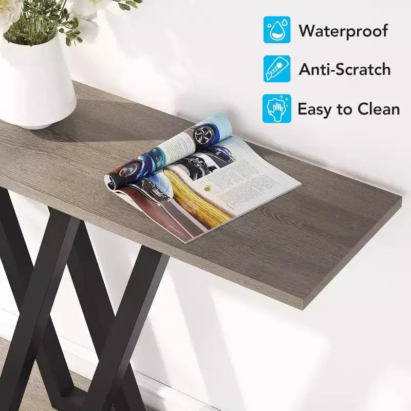 Lit Queen de style bohème avec plateforme et tête de lit en cannage, finition naturelle